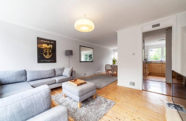 Newly refurbished 5 BDR house wgarden and parking