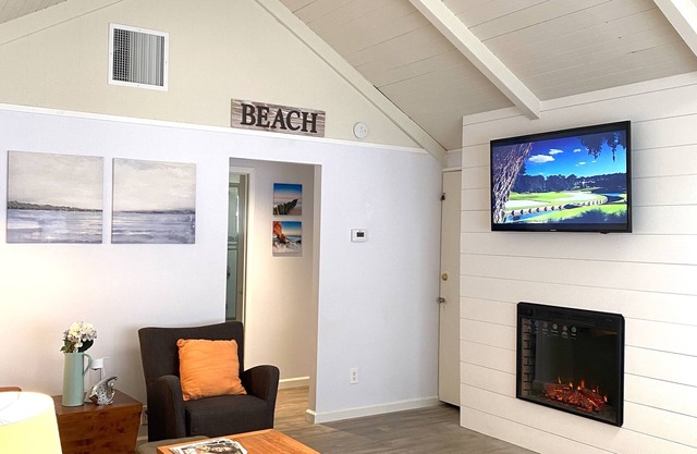 Newly Remodeled Downtown Cottage. 1 block to shops, arts, eats. 5 blks to Beach