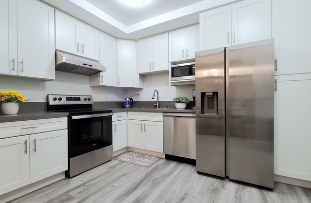 Newly remodeled 2+2.5 Townhouse in Prime Santa Monica - assigned parking space