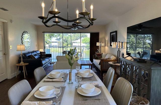 Newly remodeled 2 bedr+den, 2 baths, balcony with lakeview in n N Naples Florida