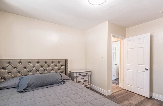 Newly Remodeled 2bedroom Apartment by the Riverside Plaza