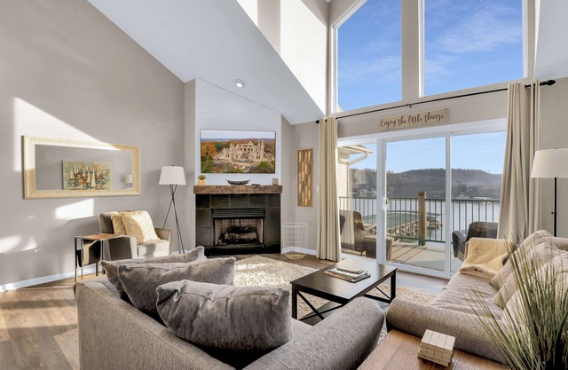 Newly remodeled 4BDR/3BA modern condo with 12x28 BOAT SLIP