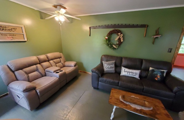 Newly Remodeled and Furnished 1 mile from Roaring River St Park!