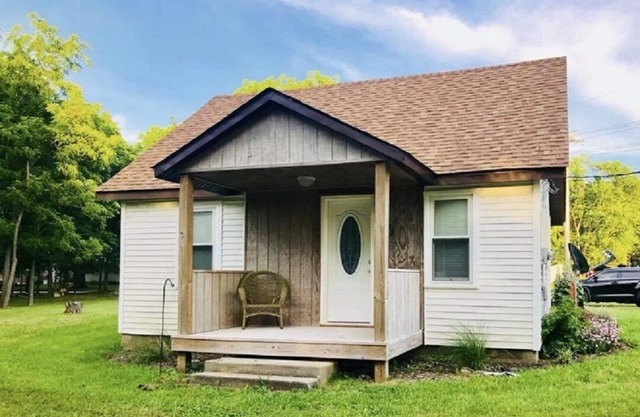Newly remodeled, cozy cottage only steps away from the Katy Trail in Windsor, MO