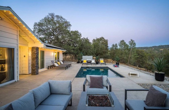 Newly Remodeled, Pool, Hot Tub, Fire Pit, Views, Privacy, with 2 Master Suites!