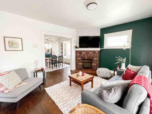 Newly Remodeled Up Unit Apartment We Allow Pets