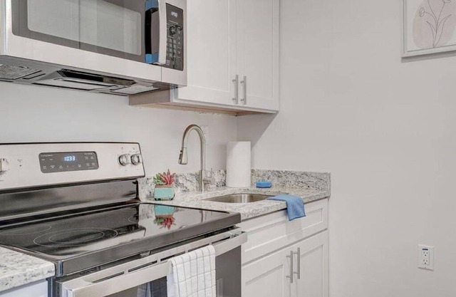 Newly Renovated 1 Bedroom Apartment near Downtown