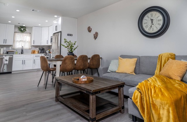 Newly Renovated 2ba/2 Private Baths Rustic Oakwood Townhouse