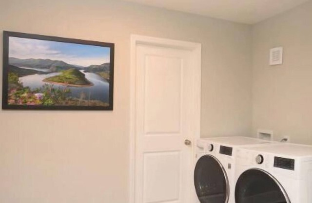 Newly Renovated 3BR/2BA Cozy Home Away from Home