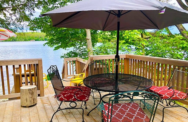 Newly renovated 4-bedroom cottage, directly on Highland Lake