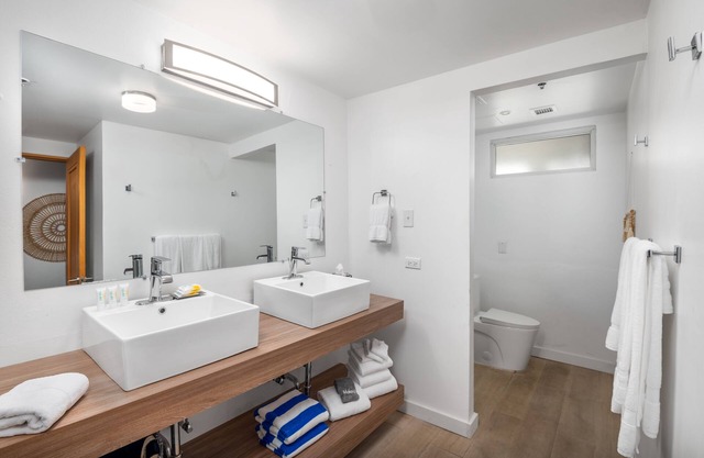 Newly renovated! And What a view! Bed view is an ocean view superb location
