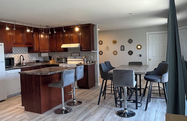 Newly renovated apartment in Derby central to lakes, restaurants and shopping.
