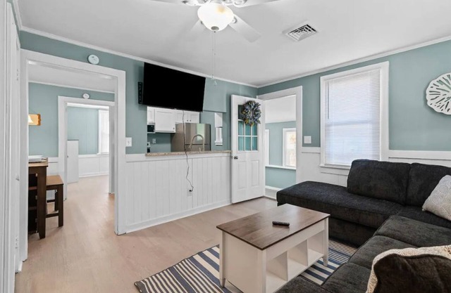 Newly-Renovated Beach Bungalow-Walk to Beach