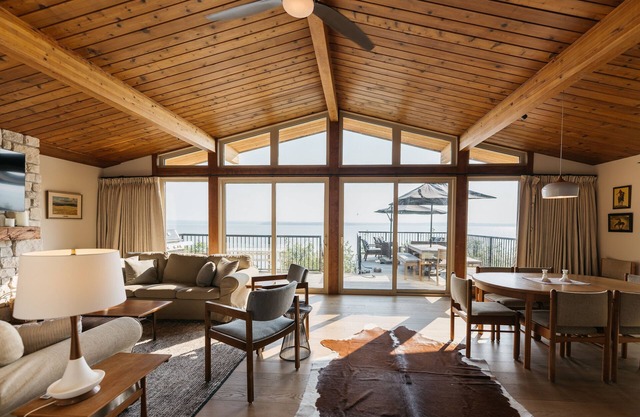 Newly Renovated Luxury Lake Front Cottage with Private Dock and boat lift