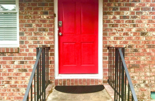 Newly Renovated Modern 2 Bed, 1 Bath Close to Downtown -Red Door