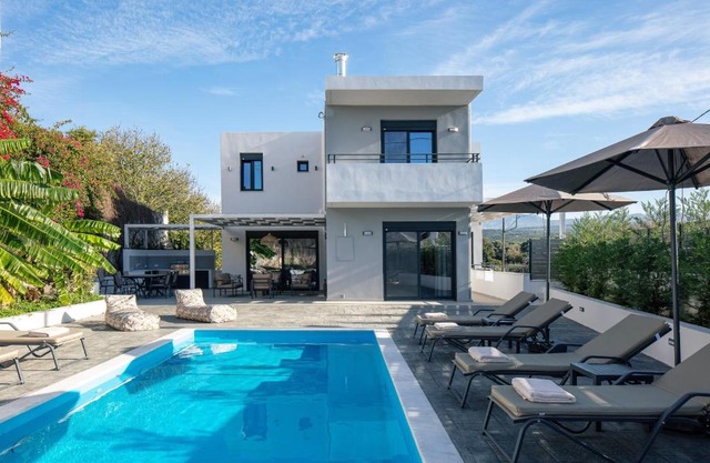 Newly Renovated Queen Bee Villa, with Private Pool & Ping-Pong table