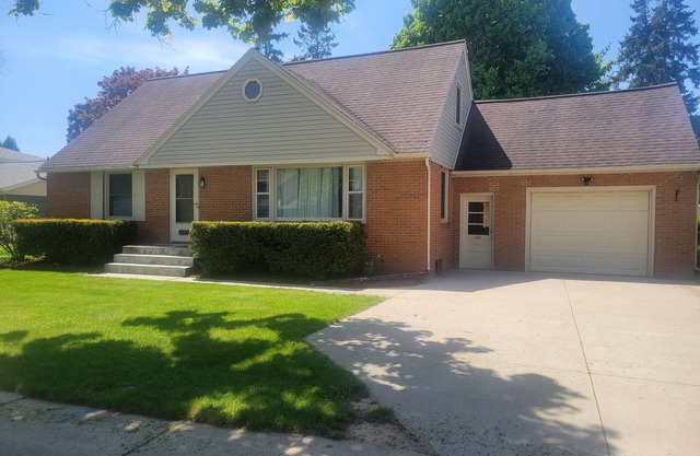 Newly Renovated/Spacious house within walking distance to Lambeau Field