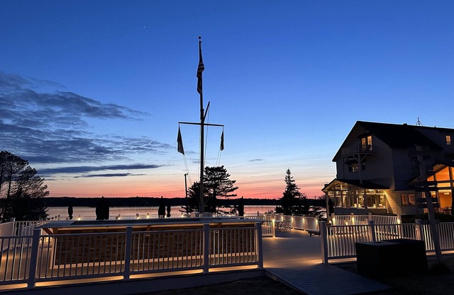 Newly renovated modern guest cottage across from Spruce Point Inn Pet Friendly!