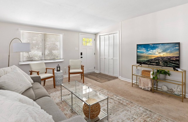 Newly renovated cottage, walk to the bay beach!