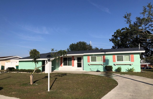Newly renovated, 3/2 Beautiful canal front home, Close to beaches & restaurants.