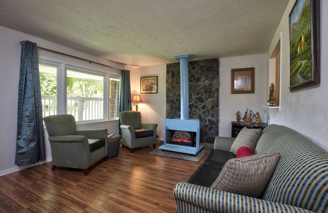 NEWLY TOTALLY RENOVATED in Lithonia, sleeps 8 people 10 parking's.! WIFI