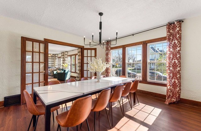 Newly Updated Designer 5 Bd/2 Ba home in the heart of Michigan City - Sleeps 12