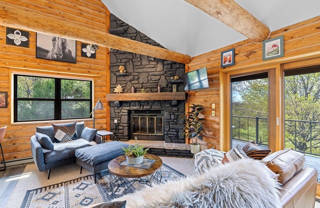 Newly Updated Log Home on 5 acres - Gorgeous Decor and Family Friendly