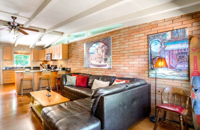 Next to UT, 3 Miles to Downtown, Pet- Friendly