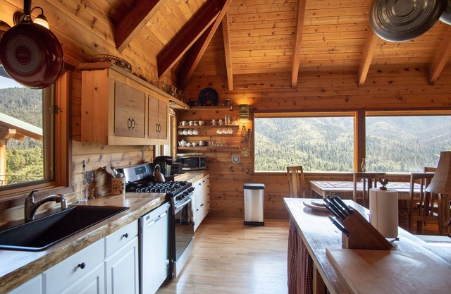 nFort Beatty ~ The former mountain home of Ned Beatty. Amazing views!