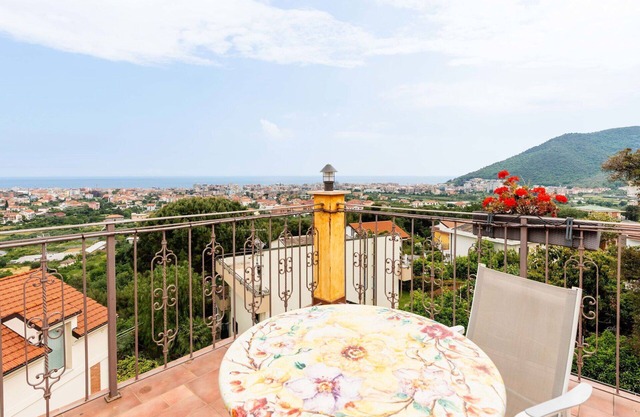 Nice apartment in villa for 5 guests with pool, A/C, WIFI, balcony and pets allowed