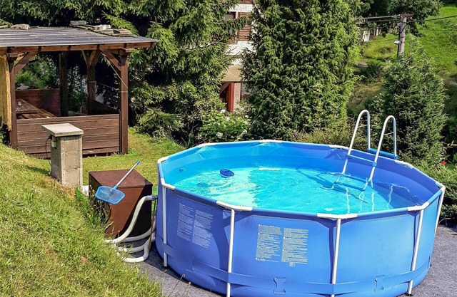 Nice apartment in villa for 4 guests with WIFI, pool, TV, patio and pets allowed