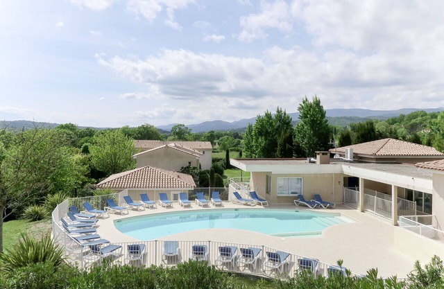 Nice apartment in villa for 8 guests with WIFI, pool, A/C, TV, terrace, pets allowed and parking