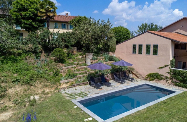 Nice apartment in villa for 3 people with pool, terrace, pets allowed and parking