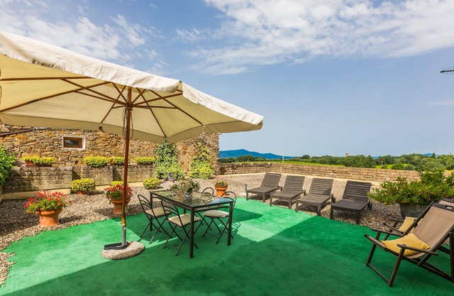 Nice apartment in villa for 6 guests with A/C, WIFI, pool and patio