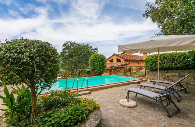 Nice apartment in villa for 4 guests with A/C, pool, WIFI, TV, patio and pets allowed