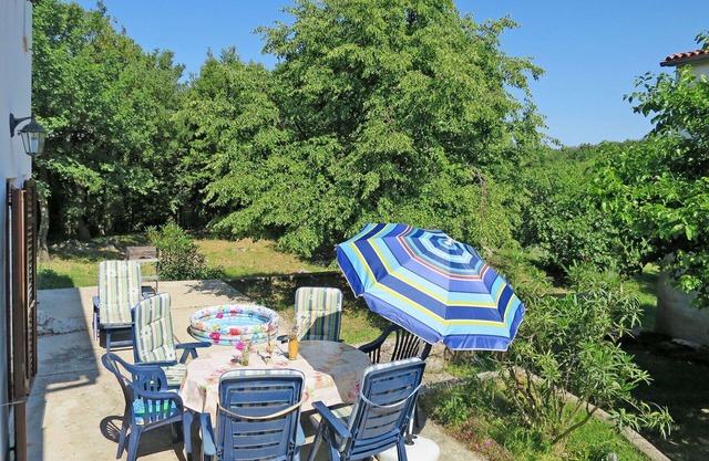 Nice apartment in villa for 7 people with WIFI, TV, terrace, pets allowed and parking