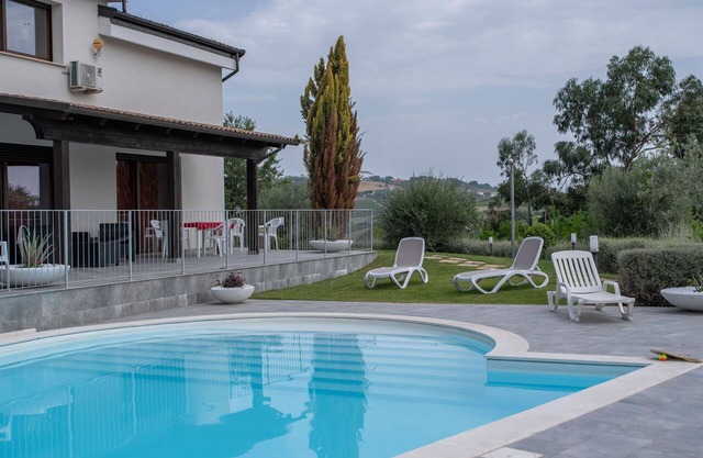 Nice apartment in villa with WIFI, A/C, pool, TV, patio, pets allowed and panoramic view