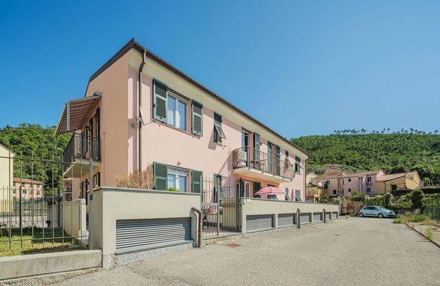 Nice apartment for 5 people with WIFI, A/C, TV, patio, pets allowed and parking