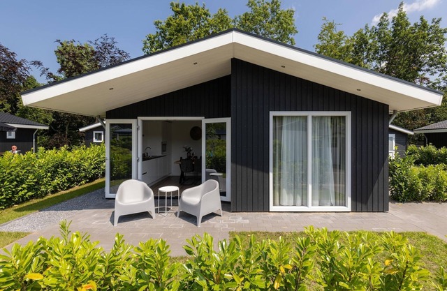 Nice chalet on the edge of the forest in a holiday park in the Brabant Kempen