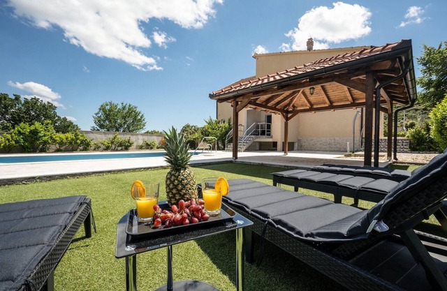 Nice home in Sibenik with sauna