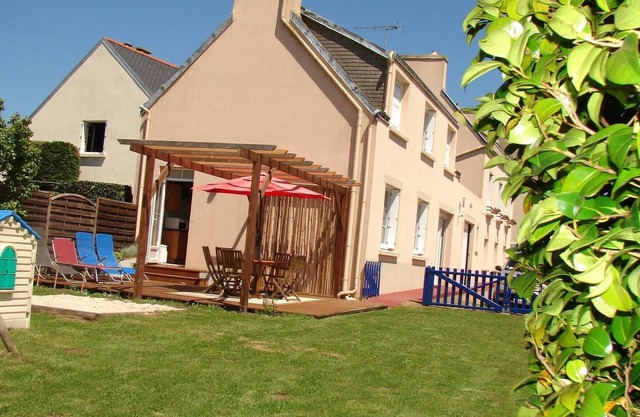 Nice house with walled garden in Plouhinec
