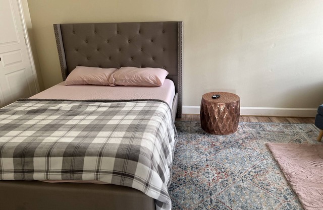 Nice luxurious queen bedroom stay at blue water lake 🏡 in center of Sugar land.