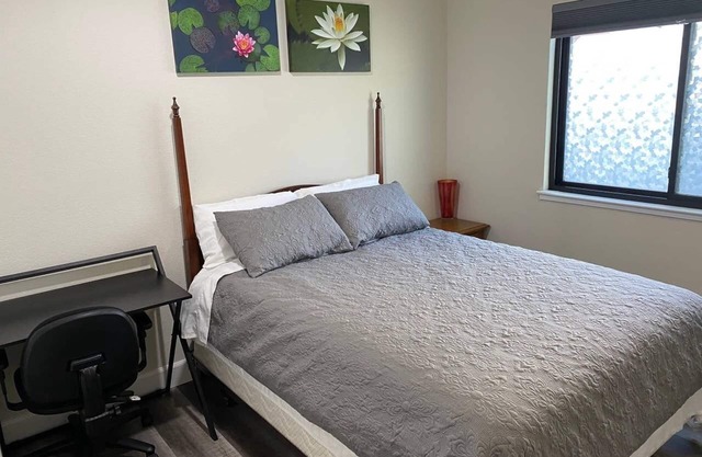 Nice & Quiet Private Room, Centrally Located, AC, Free Parking