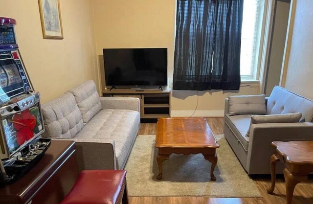 Nice Retreat On Busy Street