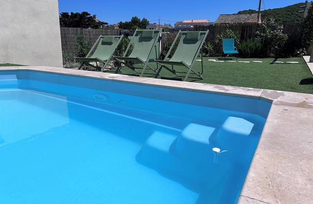 Nice villa with swimming pool overlooking the island of Capraia and 2 minutes walk from the beach.