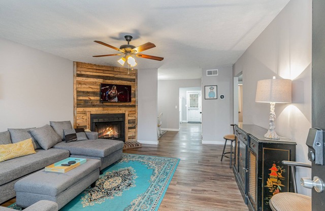 Nighthawk-2 Bedrooms-Minutes to Geodis Park