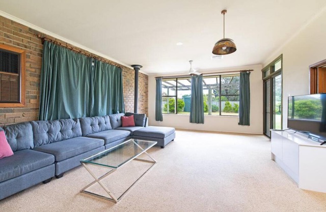 NMV001 Affordable spacious, 150m to pub
