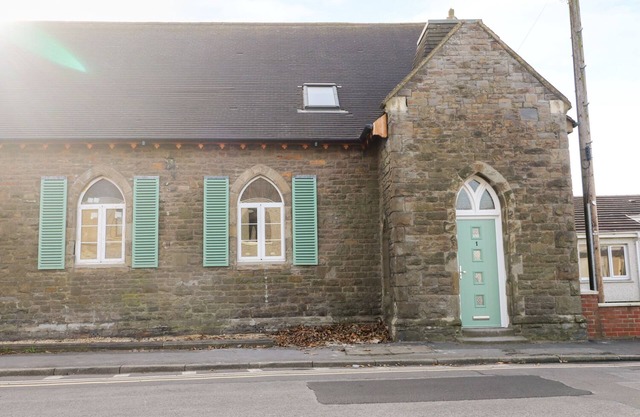NO 1 CHURCH COTTAGES, pet friendly in Llanelli