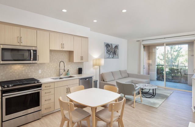 *No Guest service Fee* 2 bed right by Irvine Spectrum