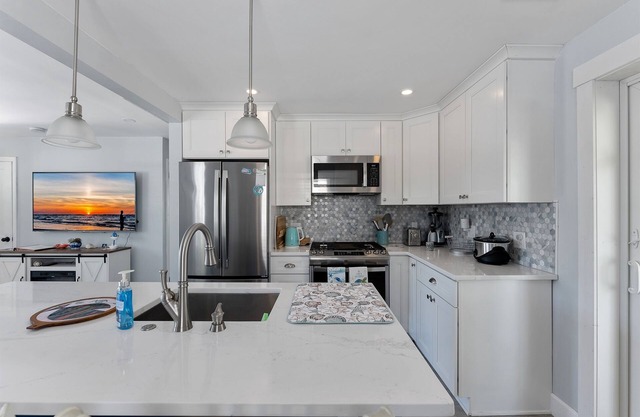 No Pets~Sparkling Clean~Linens~Short Walk To Bay!